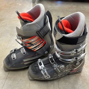 Pair of used Solomon XWave flex 110 downhill ski boots. Size 11 with good heel